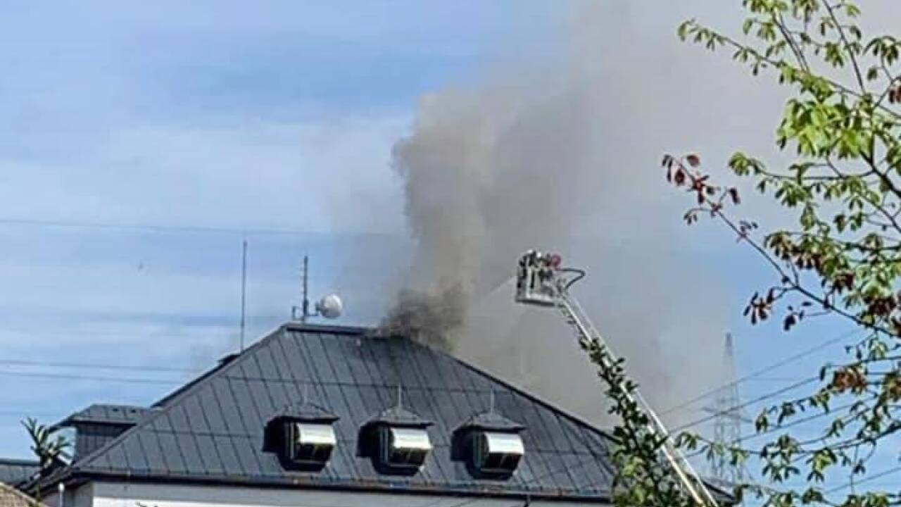 Ein Technikgebäude der Salzburg AG in Hagenau unweit der Stadt Salzburg ging am Freitag in Flammen auf. 