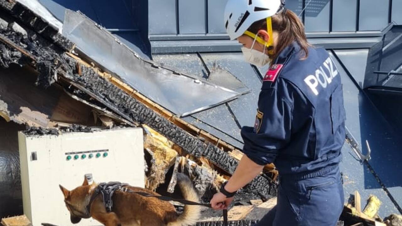 Ein Technikgebäude der Salzburg AG in Hagenau unweit der Stadt Salzburg ging am Freitag in Flammen auf. 