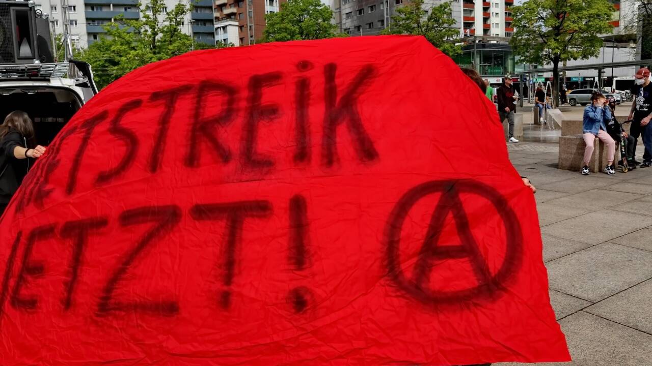 Am 1. Mai demonstrierten rund 600 Menschen für eine „soziale Politik in der Krise“. 