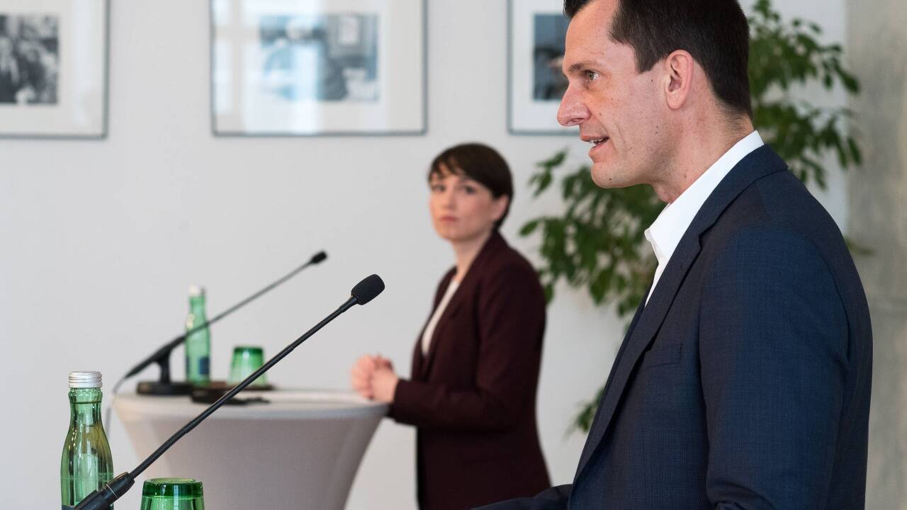 Sozialminister Wolfgang Mückstein (Grüne) und die grüne Klubobfrau Sigrid Maurer haben eine Kampagne gegen Männergewalt angekündigt.  Sozialminister Wolfgang Mückstein (Grüne) und die grüne Klubobfrau Sigrid Maurer haben eine Kampagne gegen Männergewalt angekündigt.