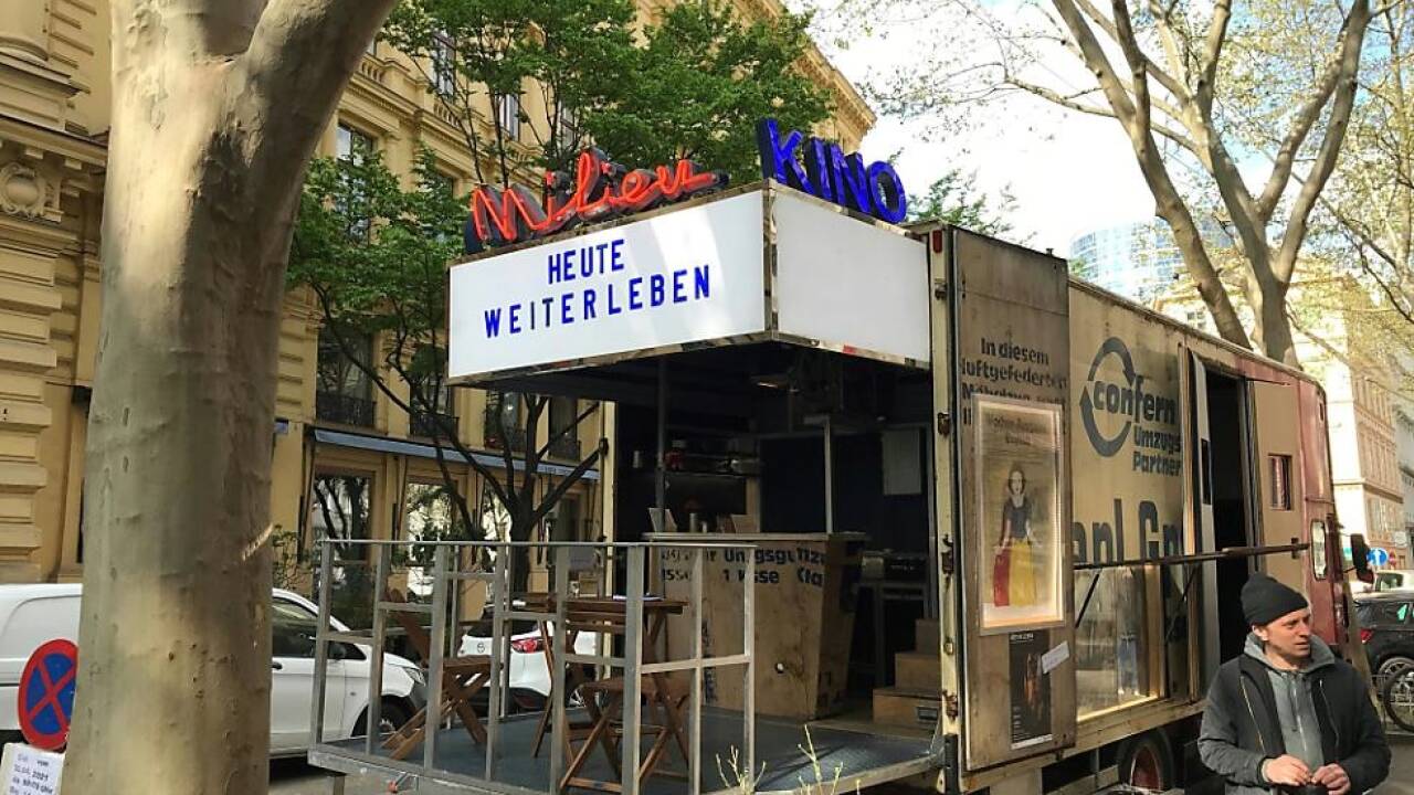 Ein von Max Kaufmann zum Kino umgebauter Lkw ist eine Station von 'weiter leben' 