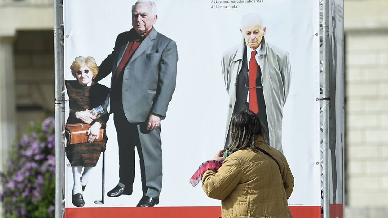 Eine Foto-Gedenkation am Heldenplatz erinnert an Kriegsende. Eine Foto-Gedenkation am Heldenplatz erinnert an Kriegsende.