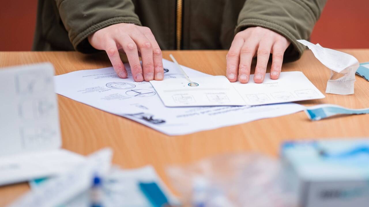 In den Teststraßen kommen künftig von Rot-Kreuz-Sanitätern beaufsichtigte und unterstützte Selbsttests zum Einsatz.  In den Teststraßen kommen künftig von Rot-Kreuz-Sanitätern beaufsichtigte und unterstützte Selbsttests zum Einsatz.