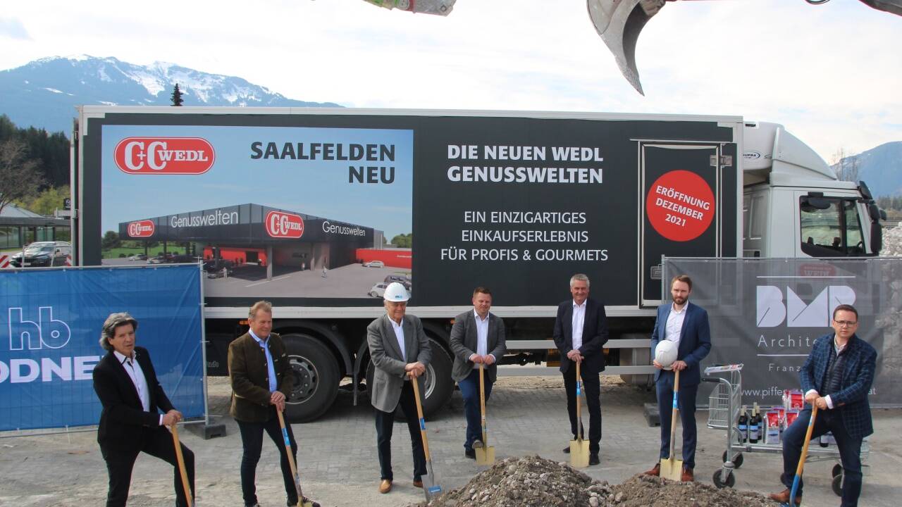 Spatenstich mit Vertretern von Wedl, der ausführenden Firmen und der Gemeinde. 