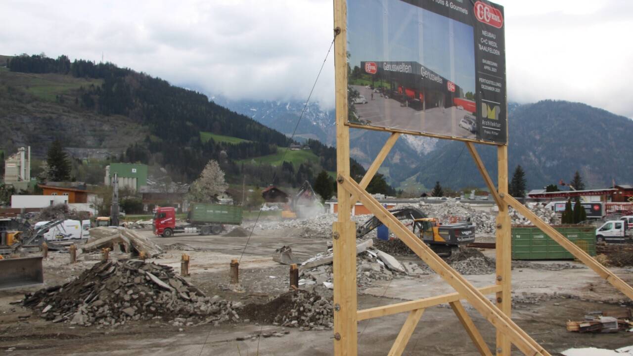 Hier an der B311 im Bereich der Südausfahrt von Saalfelden entsteht der neue Großmarkt. 