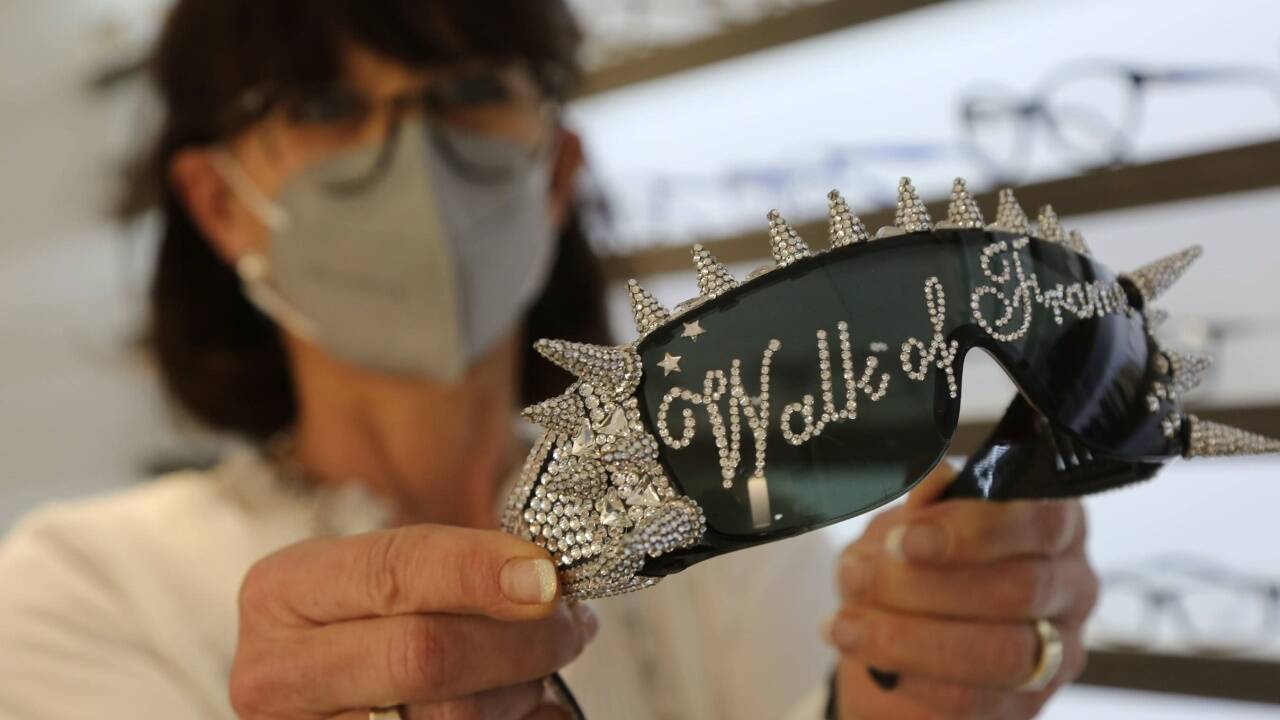 400 Swarovski-Steinen funkeln auf der Walk-of-Frame-Brille.   400 Swarovski-Steinen funkeln auf der Walk-of-Frame-Brille.