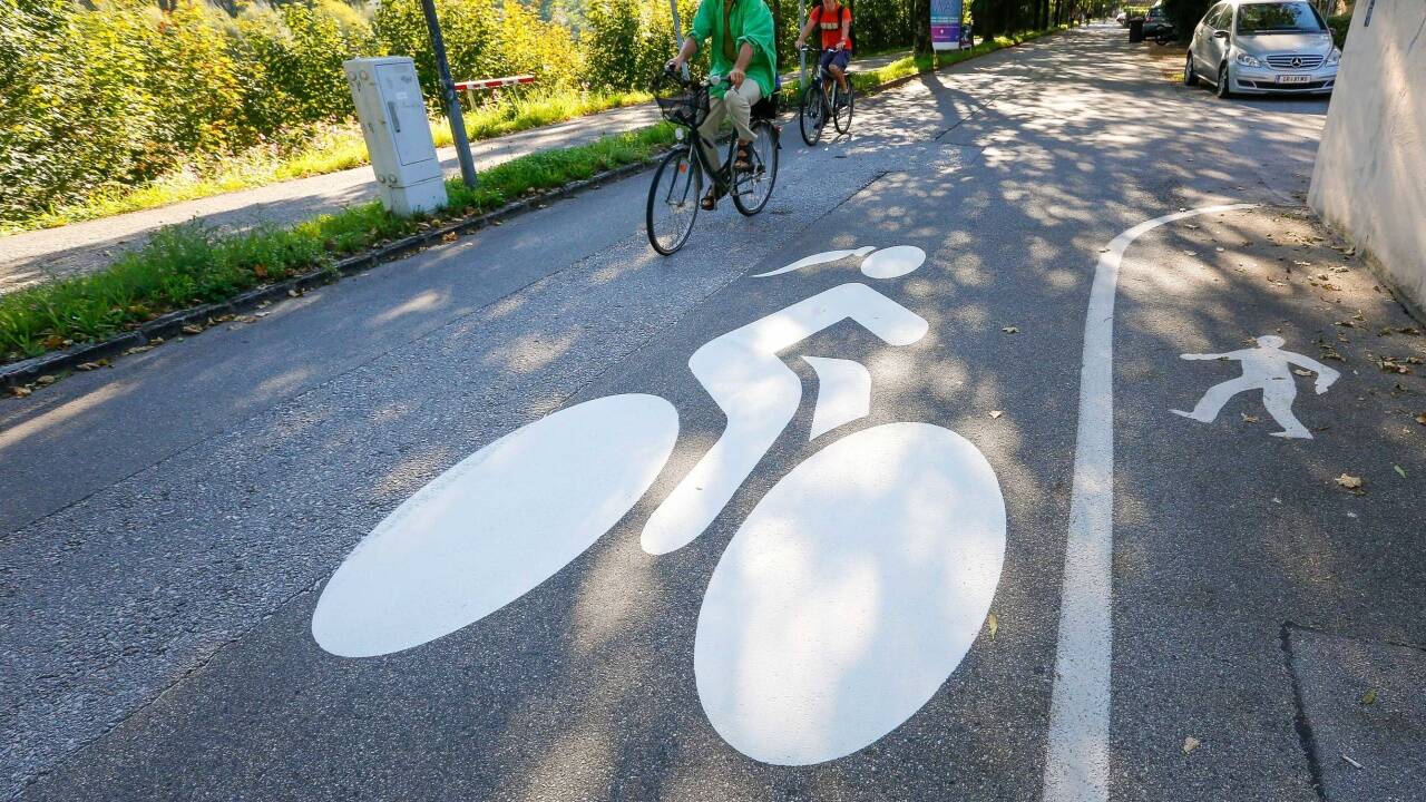 Vorrang haben Radfahrer auf Fahrradstraßen wie hier an der Salzach in der Stadt Salzburg.  Vorrang haben Radfahrer auf Fahrradstraßen wie hier an der Salzach in der Stadt Salzburg.