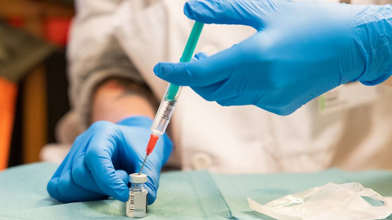 Eine neue Studie aus Israel unterstreicht die Notwendigkeit, sich doppelt mit dem Biontech-Präparat gegen das Coronavirus impfen zu lassen. 