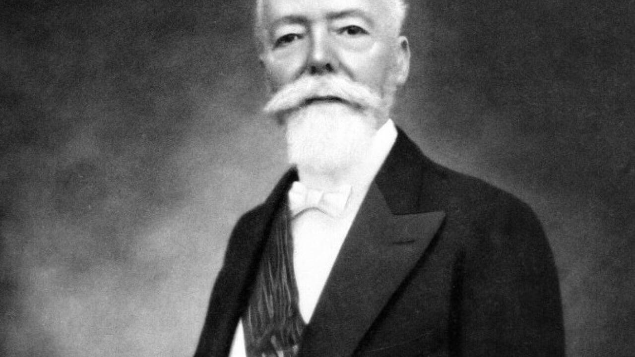 1931: Paul Doumer, ehemaliger Generalgouverneur von Indochina, wird zum französischen Staatspräsidenten gewählt. Sein Gegner, Friedensnobelpreisträger Aristide Briand, hat das Nachsehen. 1931: Paul Doumer, ehemaliger Generalgouverneur von Indochina, wird zum französischen Staatspräsidenten gewählt. Sein Gegner, Friedensnobelpreisträger Aristide Briand, hat das Nachsehen.
