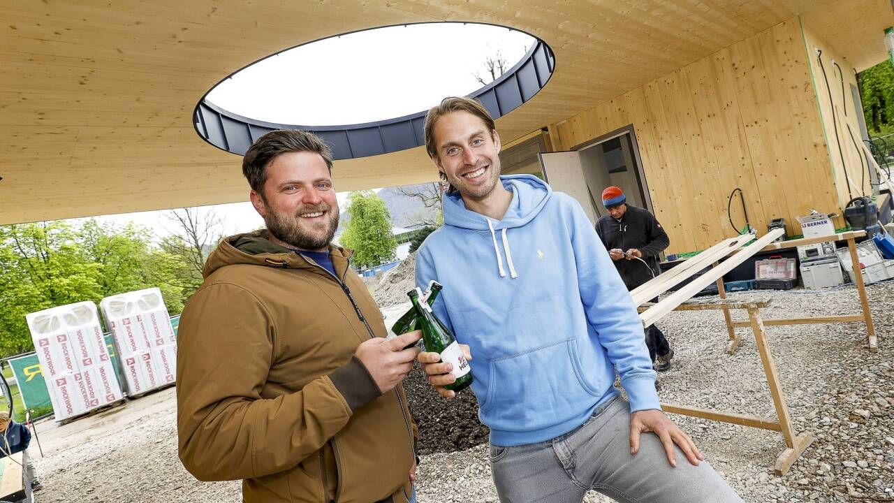 Paul Langeder und Mathias Ebenberger (l.) sind die Pächter des neuen Kiosks im Volksgarten. Frühestens im Juli geht’s los. Angestoßen wird mit Bierflaschen, an die Besucher werden jedoch alle Getränke offen ausgeschenkt.  