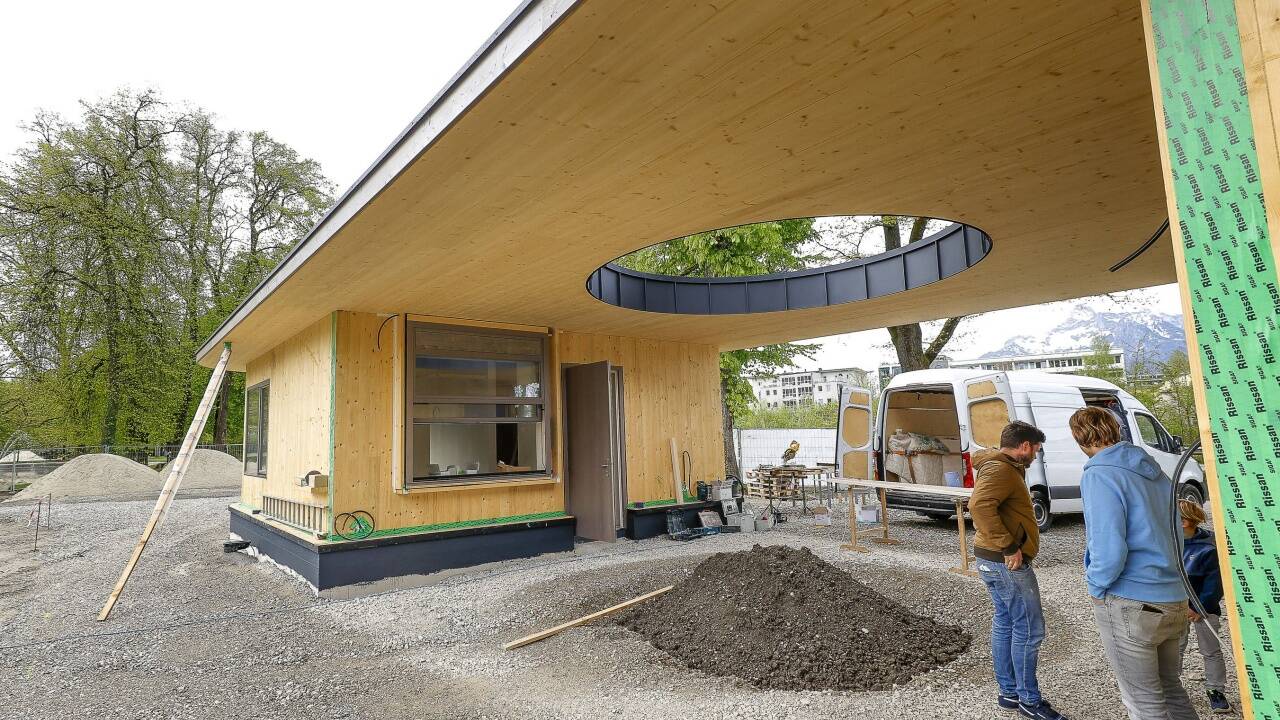 Der Kiosk wird in einem der beiden neuen Holzpavillons untergebracht. Dazwischen wird ein großer Baum gepflanzt. 