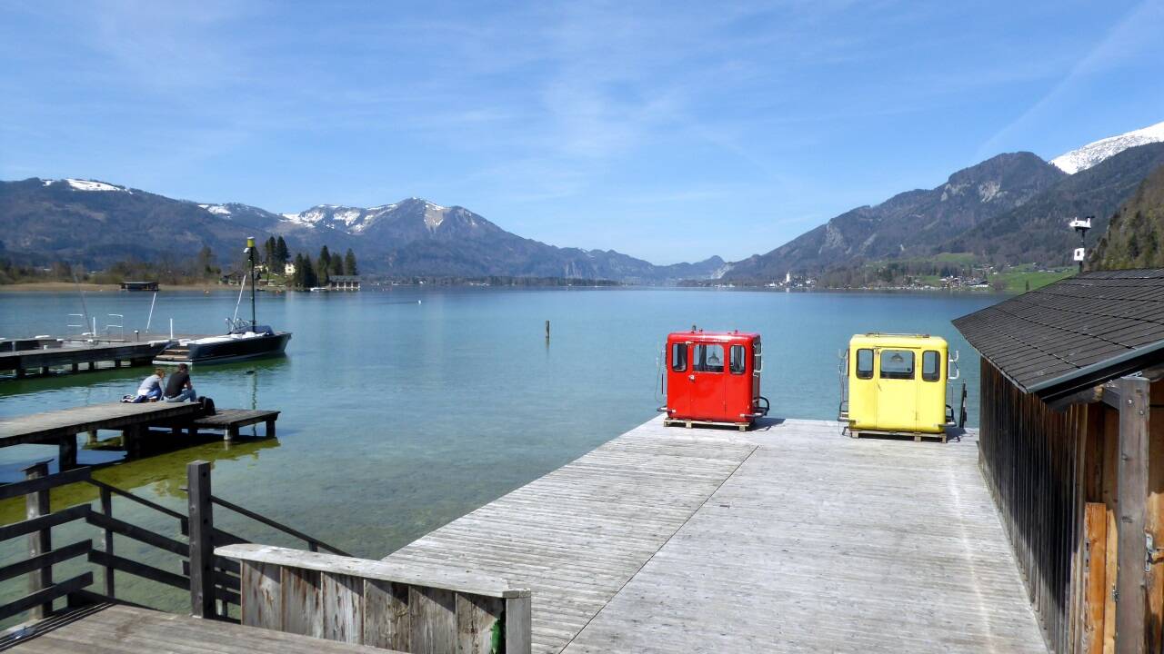 An der Uferpromenade in Strobl: links das Zwölferhorn, rechts der Schafberg, in der Mitte die alten 12er-Horn-Gondeln aus 1957 