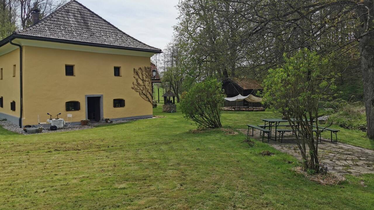 Die alte Mühle im Hennergraben befindet sich in der Nähe von Michaelbeuern und ist seit kurzem der neue Arbeitsort von Monika Rosenstatter.  