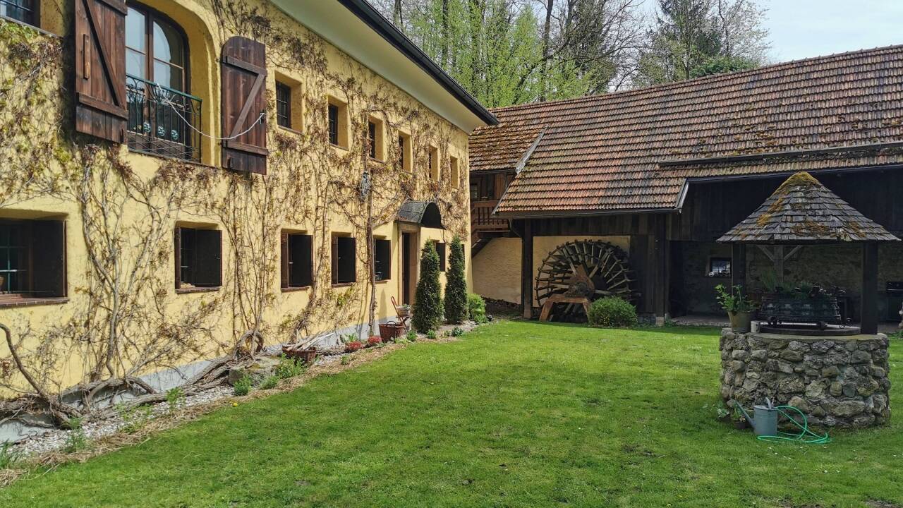 Die alte Mühle im Hennergraben befindet sich in der Nähe von Michaelbeuern und ist seit kurzem der neue Arbeitsort von Monika Rosenstatter.  