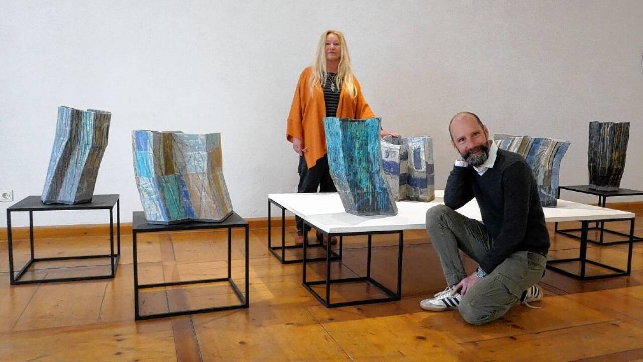 Marianne Ewaldt und Gerold Tusch in der Ausstellung „Vielfalt – Keramik“ vor den Objekten von Maria Baumgartner. 