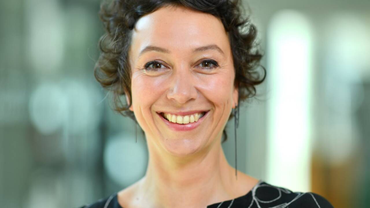 Ursula Strauss steht gerade als Kaiserin Maria Theresia vor der Kamera 