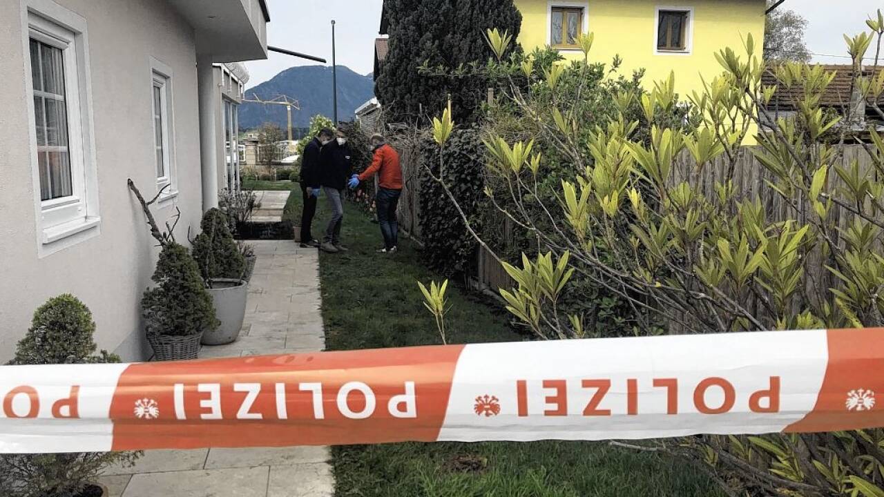 Kriminalisten der Tatortgruppe sicherten in Wals die Spuren nach dem nächtlichen Verbrechen.  Kriminalisten der Tatortgruppe sicherten in Wals die Spuren nach dem nächtlichen Verbrechen.