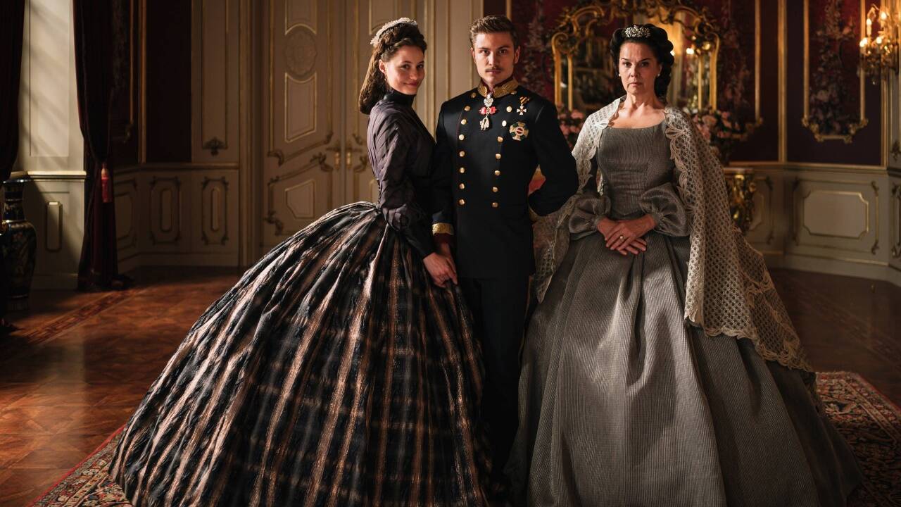 Dominique Devenport (Sisi), Jannik Schümann (Franz) und Désirée Nosbusch (Erzherzogin Sophie) 