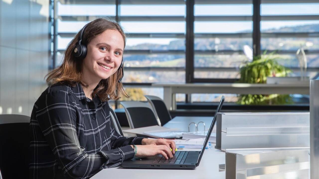 Maturantin Verena Schnitzlbaumer macht als erste Salzburgerin eine Duale-Akademie-Lehre zur Großhandelskauffrau.   Maturantin Verena Schnitzlbaumer macht als erste Salzburgerin eine Duale-Akademie-Lehre zur Großhandelskauffrau.