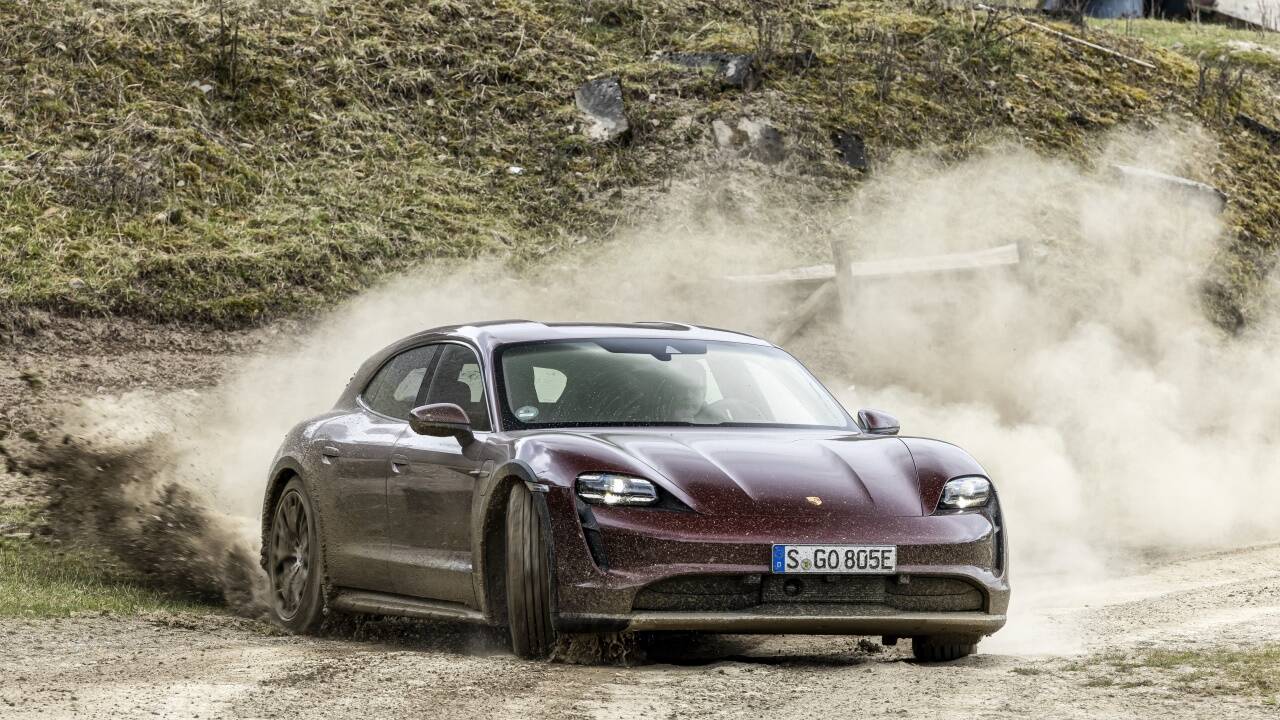 Mit dem Taycan Cross Turismo ins Gelände – kann man, muss man aber nicht. Mit dem Taycan Cross Turismo ins Gelände – kann man, muss man aber nicht.