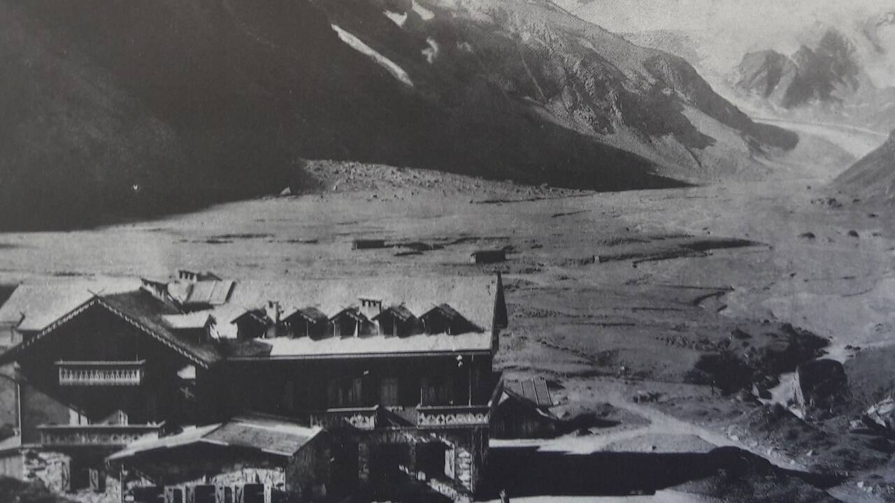 Das Hotel Moserboden bei der heutigen Moosersperre um 1910. Das Kärlingerkees im Hintergrund reichte noch bis ins Tal. 