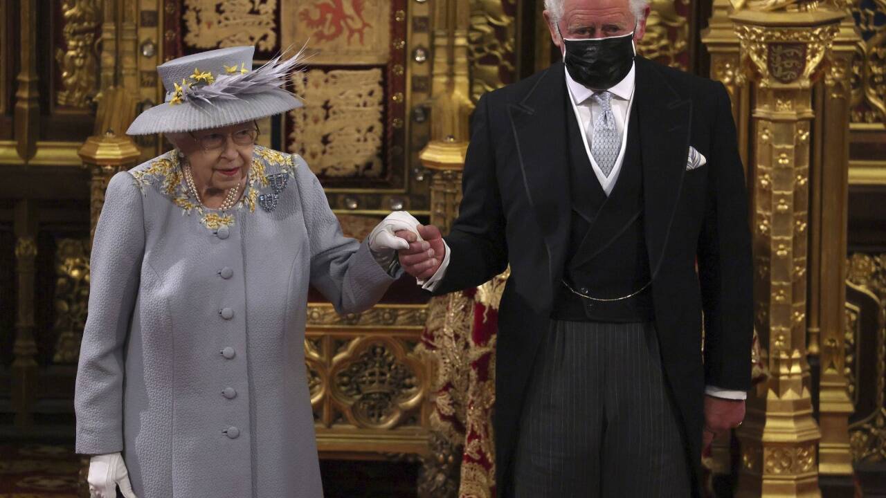 Prinz Charles gab seiner Mutter, der Queen, Geleit bei der feierlichen Eröffnung.   Prinz Charles gab seiner Mutter, der Queen, Geleit bei der feierlichen Eröffnung.