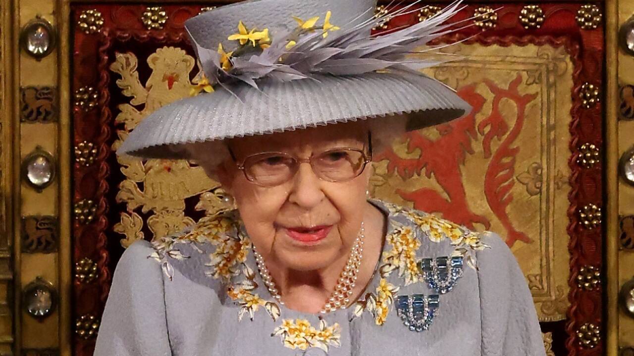 Die Queen verzichtete auf ihre Krone  Die Queen verzichtete auf ihre Krone