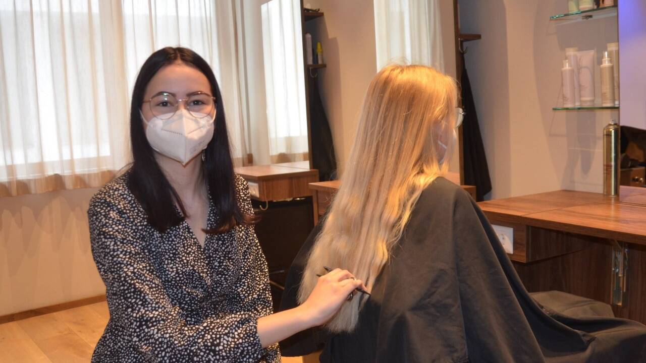 Lara Kendler ist Lehrling im hoteleigenen Haarstudio des Edelweiss Mountain Resorts. Lara Kendler ist Lehrling im hoteleigenen Haarstudio des Edelweiss Mountain Resorts.