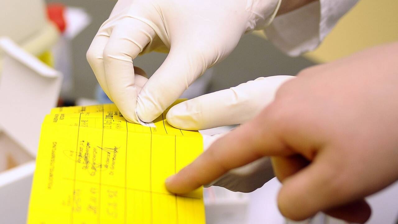 Wer seinen Impfpass – lesbar – postet, könnte Betrügern und Impfgegnern in die Karten spielen. 