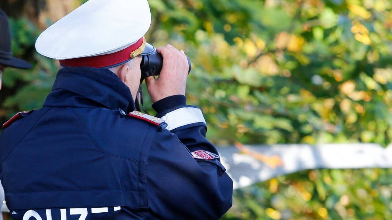 Ein Polizist im Einsatz bei einer Suchaktion.  