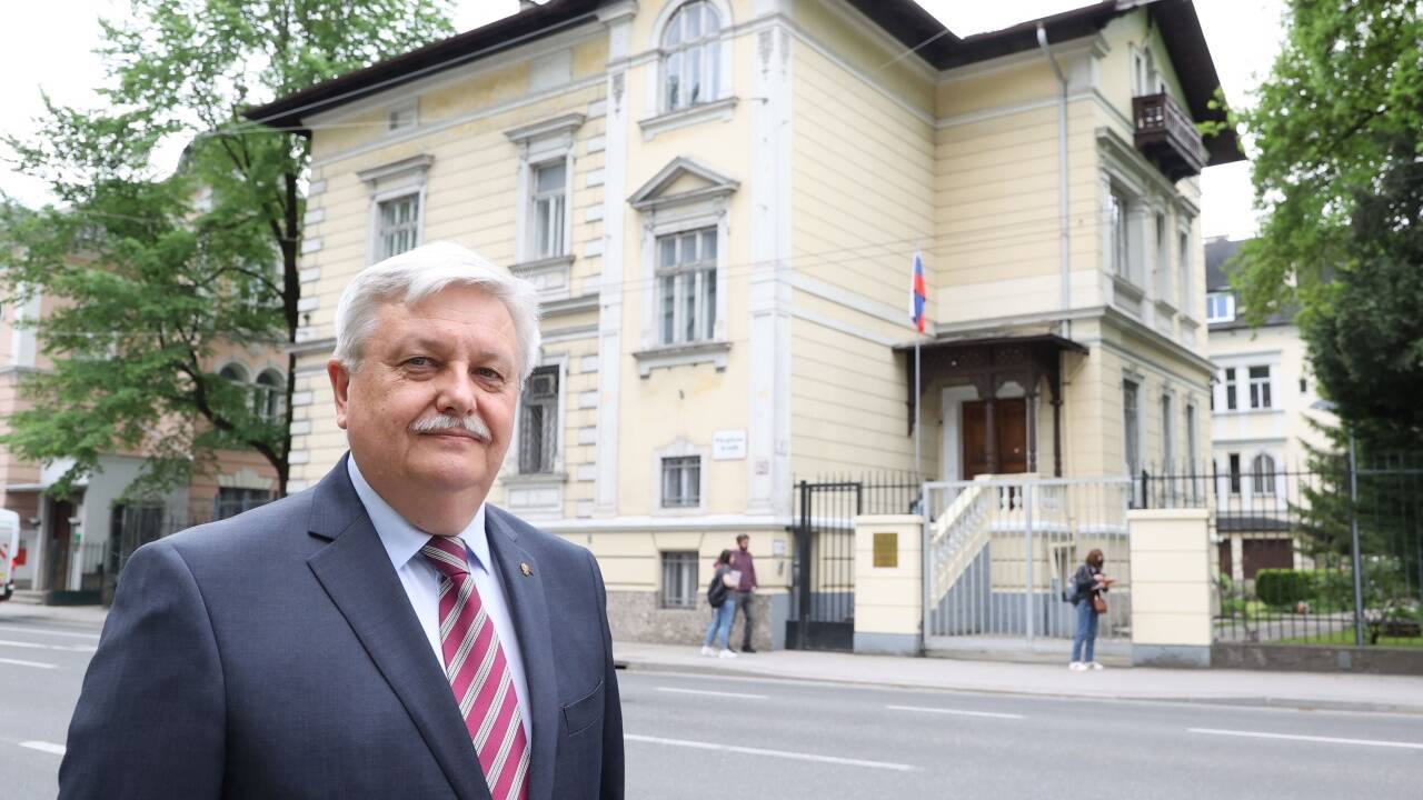 Sergej Maguta ist Hausherr im russischen Generalkonsulat in der Bürglsteinstraße. Das Generalkonsulat der Russischen Föderation ist für Oberösterreich, Salzburg, Kärnten, Tirol und Vorarlberg und die hier lebenden 6000 Russen zuständig.  