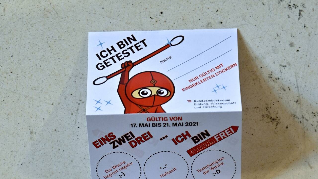 Jeder negative Coronatest wird in der Schule mit einem Sticker dokumentiert und gilt auch als Zutrittstest.  