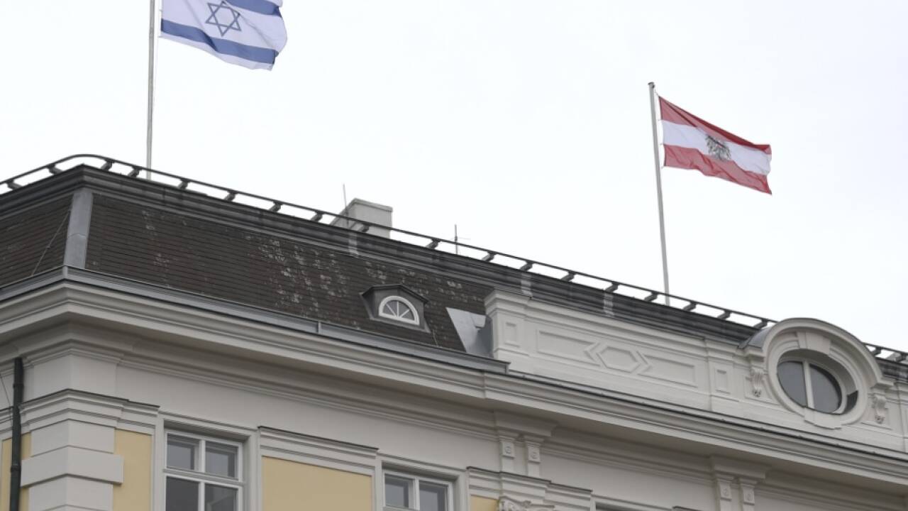 Israelische Fahne am Bundeskanzleramt 