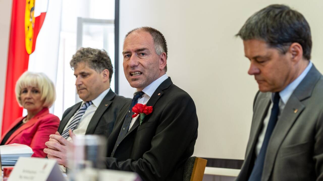 Bei der Angelobung der neuen, SPÖ-geführten Halleiner Gemeindevertretung am 17. April 2019: von links Stadträtin Rosa Bock (SPÖ), Stadtamtsdirektor Erich Angerer, SPÖ-Bürgermeister Alexander Stangassinger und Bezirkshauptmann Helmut Fürst. Adi Aschauer 