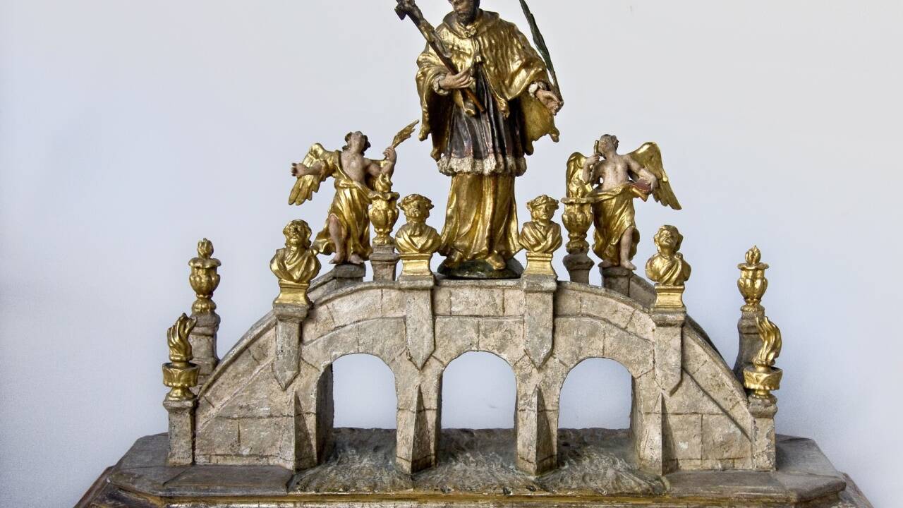 Johannes Nepomuk als Brückenheiliger um 1750m Holz, gefasst, Salzburg Dommuseum/J. Kral<br> 