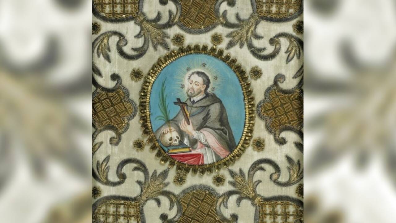 Johannes Nepomuk, um 1750, Gouache auf Pergament, Reliefstickerei mit Metallfäden auf Seide, Dommuseum Salzburg/J. Kral  