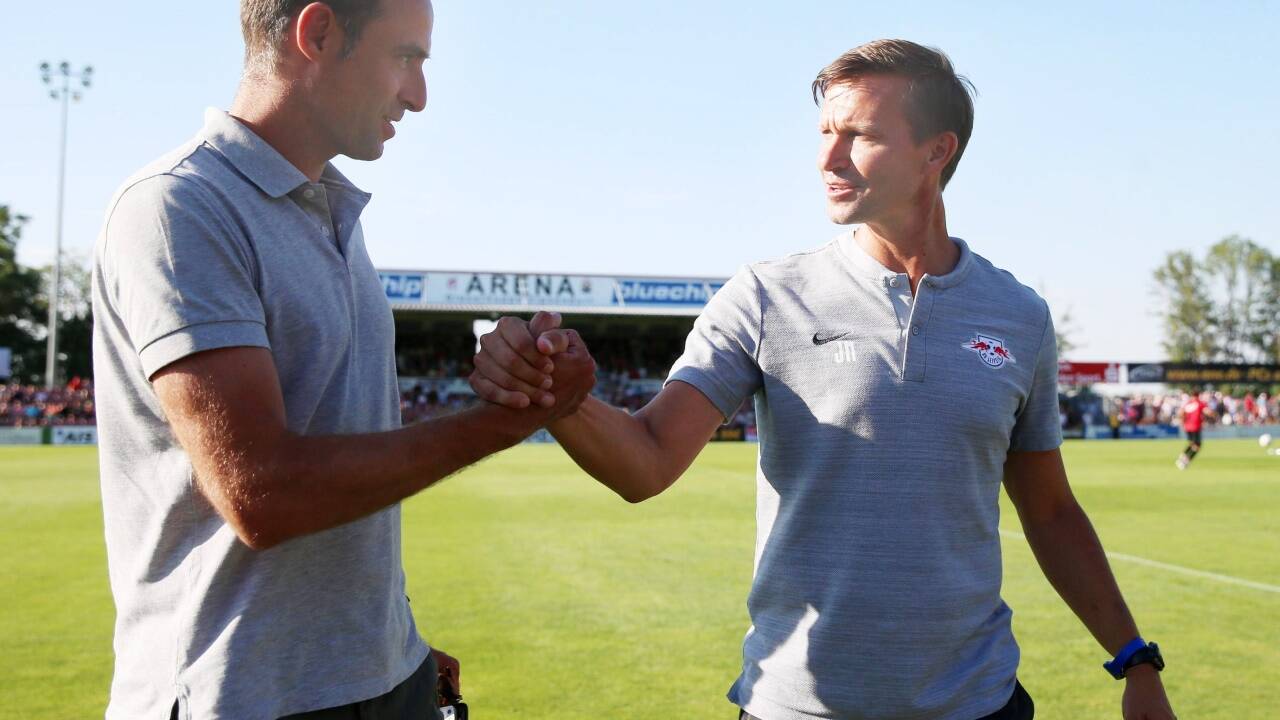 Der neue Leipzig-Trainer Jesse Marsch (r.) und sein Chef Oliver Mintzlaff reisen mit RB Leipzig im Sommer nach Saalfelden.  