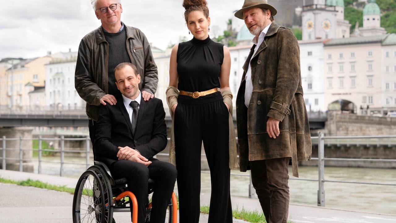 Es geht endlich weiter: „Die Toten von Salzburg“ sind zurück. Im Bild: Erhard Riedlsperger, Florian Teichtmeister, Fanny Krausz und Michael Fitz beim Dreh in Salzburg. 