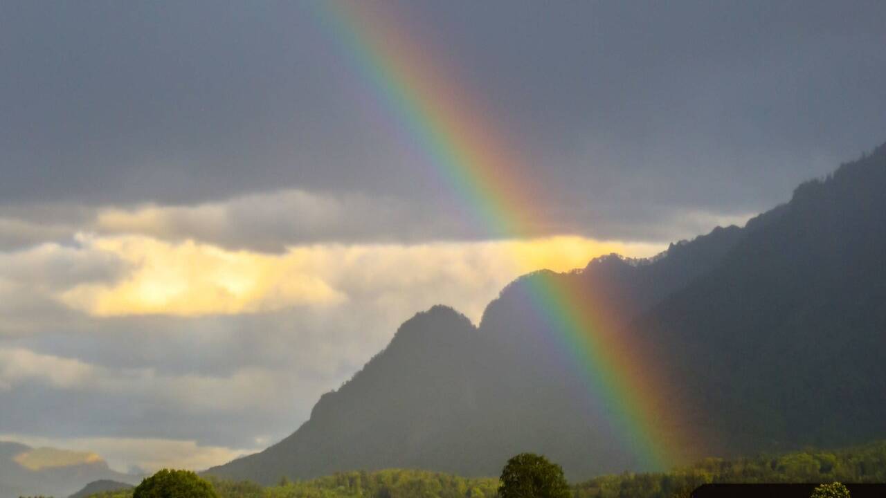 Hier zeigt das wechselvolle Wetter seine schöne Seite – in Gestalt eines Regenbogens vor dem Untersberg in Wals-Siezenheim. 