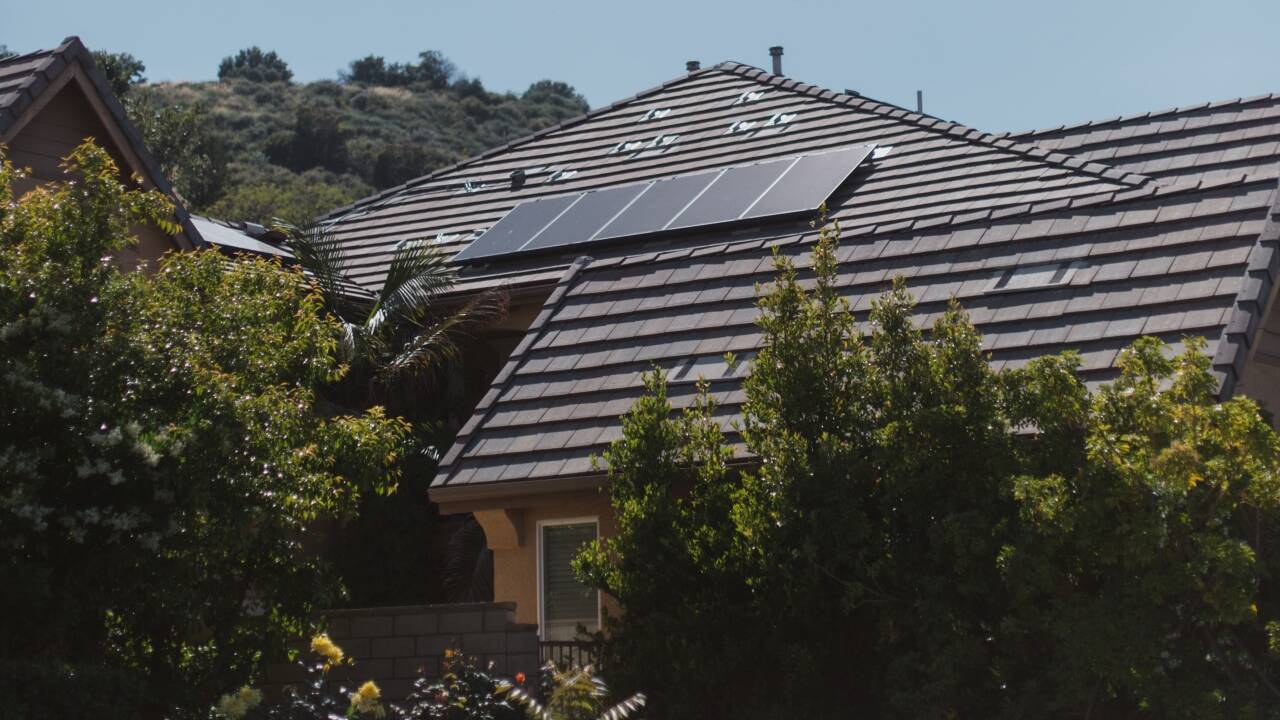 Solaranlagen können den Heizbedarf zwar nicht vollkommen decken, doch sie fungieren als Unterstützungssystem. 