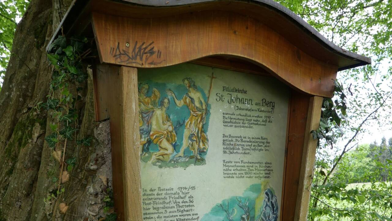 Einen 1714 angelegten Pestfriedhof bringt diese Bildtafel ins Gedächtnis. Einen 1714 angelegten Pestfriedhof bringt diese Bildtafel ins Gedächtnis.