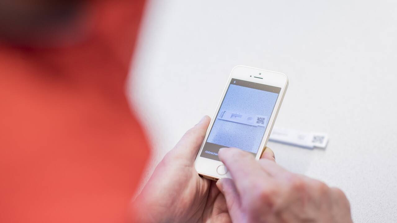 Die Selbsttests sollten zu Hause durchgeführt und das Ergebnis mittels einer App fotografiert und per QR-Code entwertet werden. Doch die App ist auch am Mittwoch noch nicht freigegeben worden. Stattdessen wurde eine Online-Lösung geschaffen. Die Selbsttests sollten zu Hause durchgeführt und das Ergebnis mittels einer App fotografiert und per QR-Code entwertet werden. Doch die App ist auch am Mittwoch noch nicht freigegeben worden. Stattdessen wurde eine Online-Lösung geschaffen.
