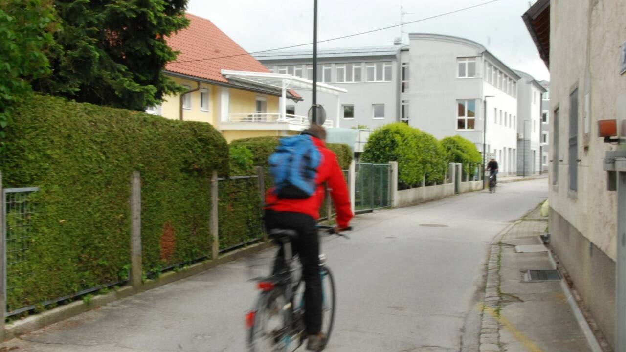 Die Burgfriedgasse in Maxglan, hinter der Bestattung Jung, wird als Radweg immer stärker frequentiert, obwohl sie nur ein Schleichweg ist. Die Burgfriedgasse in Maxglan, hinter der Bestattung Jung, wird als Radweg immer stärker frequentiert, obwohl sie nur ein Schleichweg ist.
