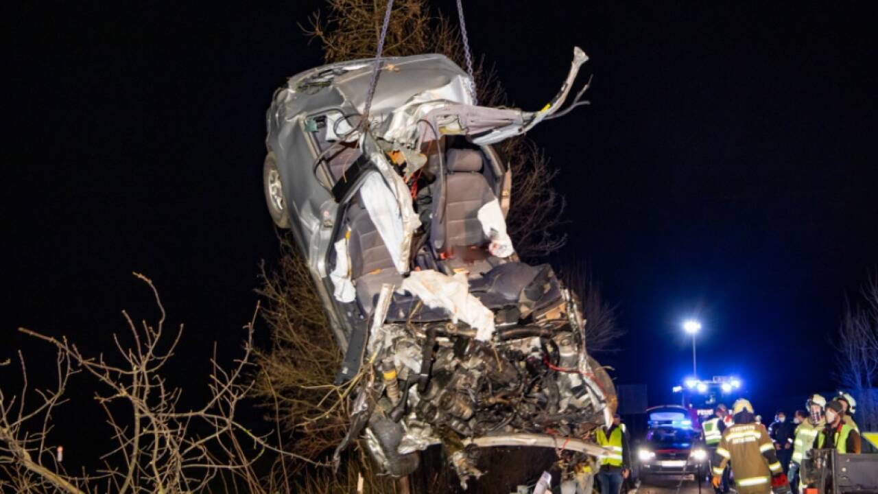 Ein Verkehrsunfall auf der B156 bei Anthering fordert am 26. März 2021 drei Todesopfer. Zwei Personen wurden aus einem Pkw geschleudert, ein drittes Opfer musste mittels Bergeschere aus dem Wrack geborgen werden. Ein Notarzt konnte nur noch den Tod der drei Verunfallten feststellen. 