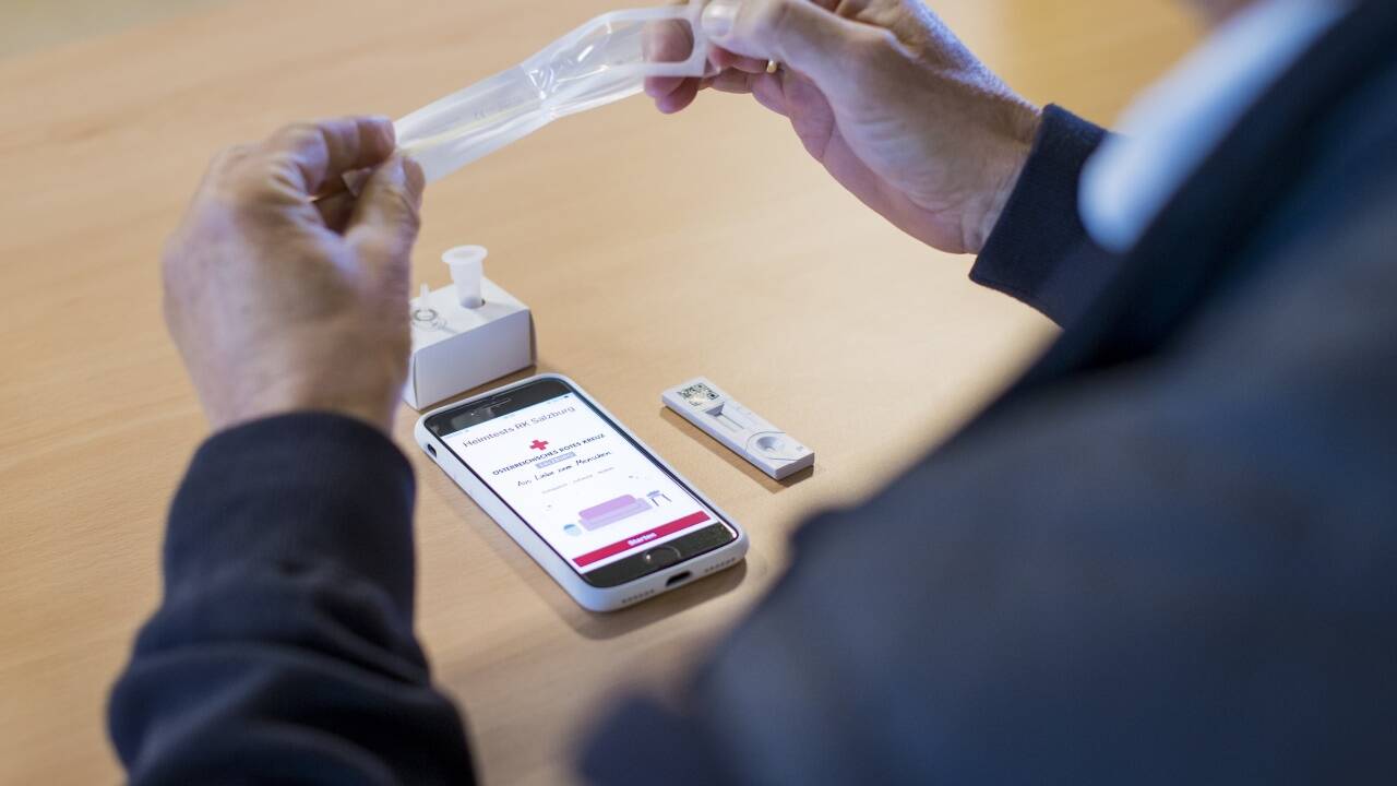 Bis jetzt fehlte die Handy-App für die Selbsttests in Salzburg. Doch am Donnerstag erreicht das Rote Kreuz die gute Nachricht: Apple gibt die App zum Download frei, Google vorerst noch nicht. Die Selbsttests werden dann mittels QR-Code entwertet. Bis jetzt fehlte die Handy-App für die Selbsttests in Salzburg. Doch am Donnerstag erreicht das Rote Kreuz die gute Nachricht: Apple gibt die App zum Download frei, Google vorerst noch nicht. Die Selbsttests werden dann mittels QR-Code entwertet.
