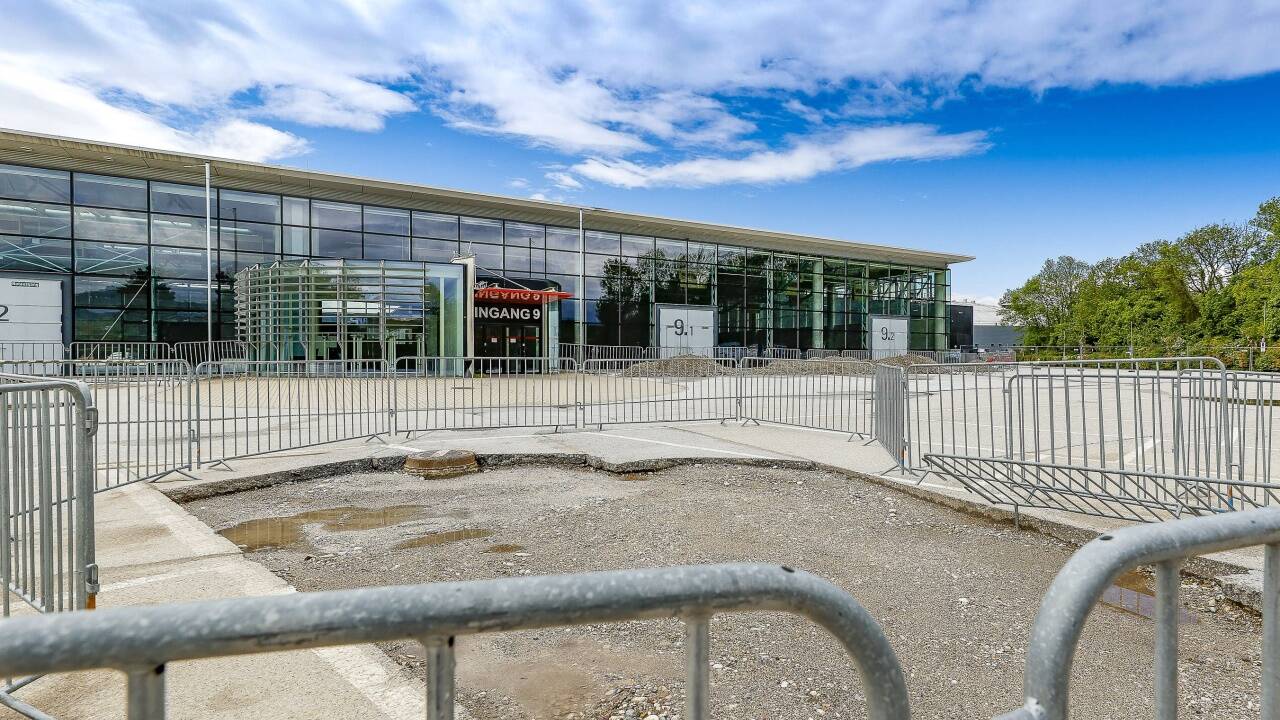 Der Parkplatz an der Rückseite bei der Messehalle 8 ist mittlerweile unbenutzbar. Ab Juni soll großflächig saniert und der Boden komprimiert werden.  
