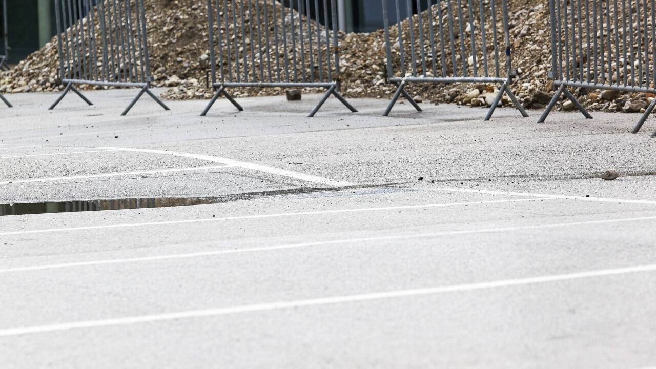 Der Parkplatz an der Rückseite bei der Messehalle 8. Die Setzungen des Bodens sind nicht zu übersehen 