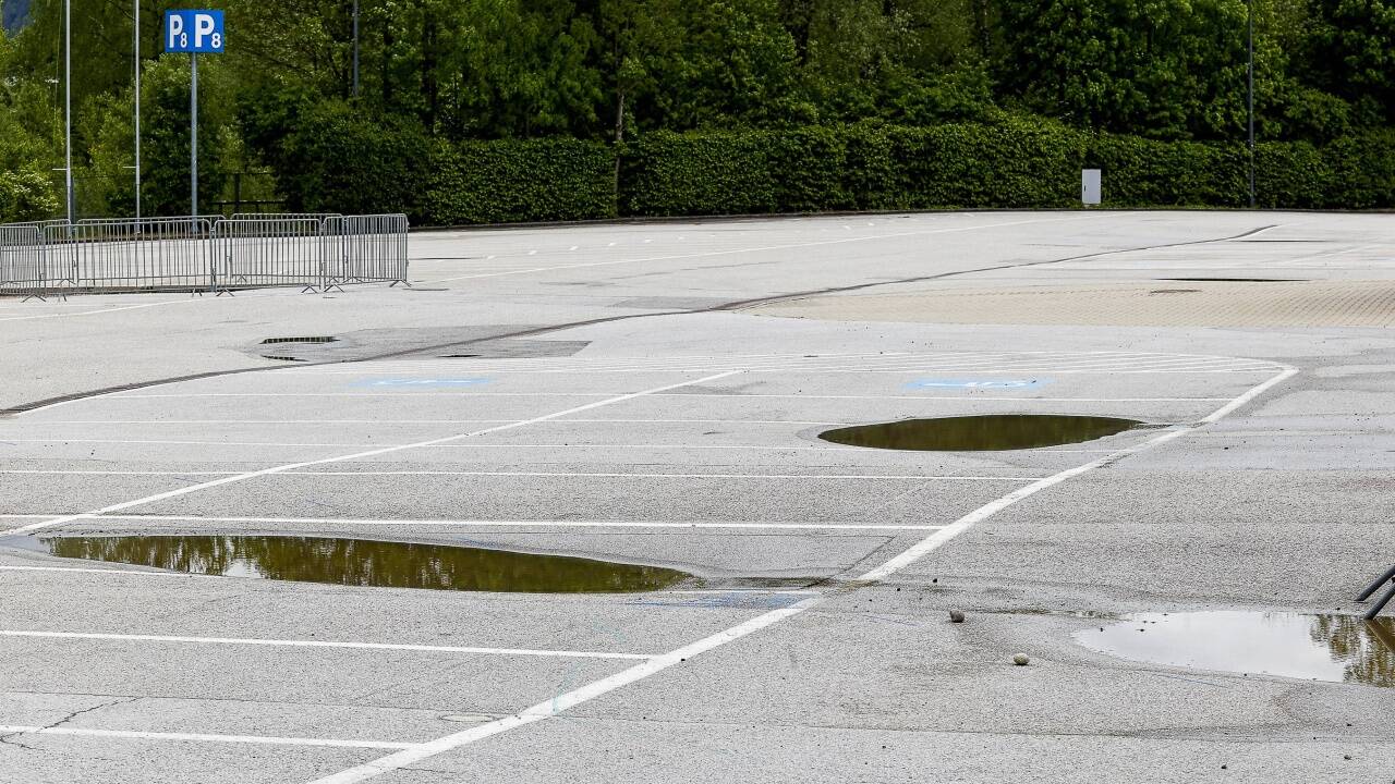 Der Parkplatz an der Rückseite bei der Messehalle 8. Die Setzungen des Bodens sind nicht zu übersehen 