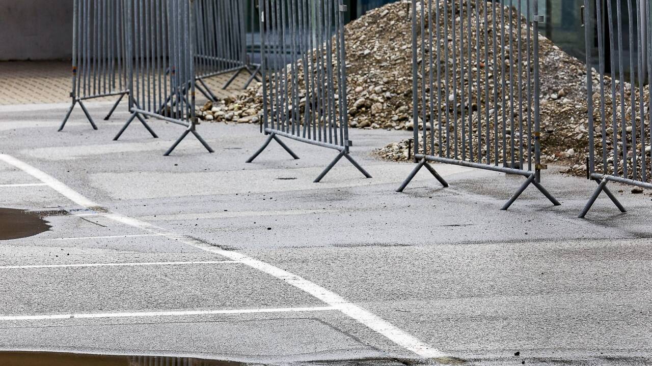 Der Parkplatz an der Rückseite bei der Messehalle 8. Die Setzungen des Bodens sind nicht zu übersehen 