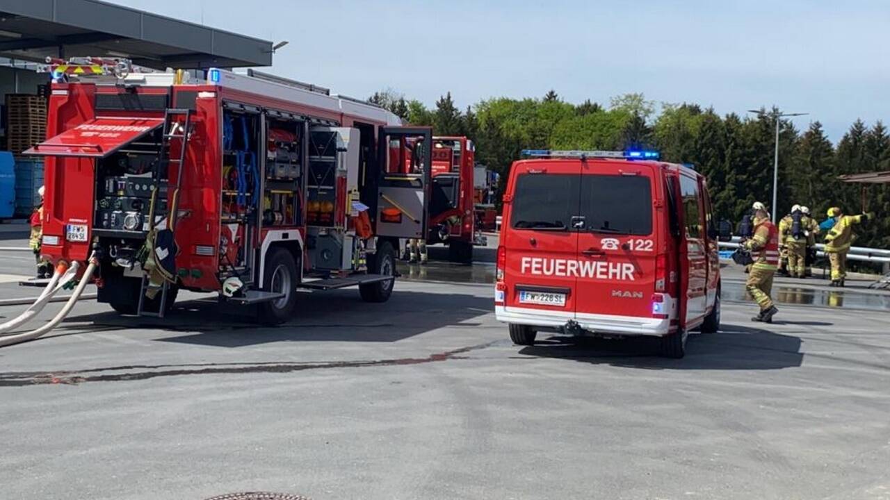 Der Brand war nach rund zwei Stunden gelöscht. Vier Freiwillige Feuerwehren standen mit mehr als 100 Leuten im Einsatz. 